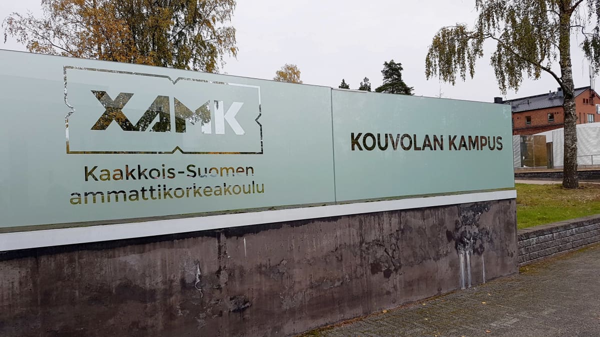 Kaakkois-Suomen ammattikorkeakoulun Kouvolan kampuksen kyltti