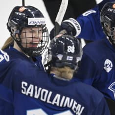 Sini Karjalainen, Ronja Savolainen ja Viivi Vainikka juhlivat maalia.
