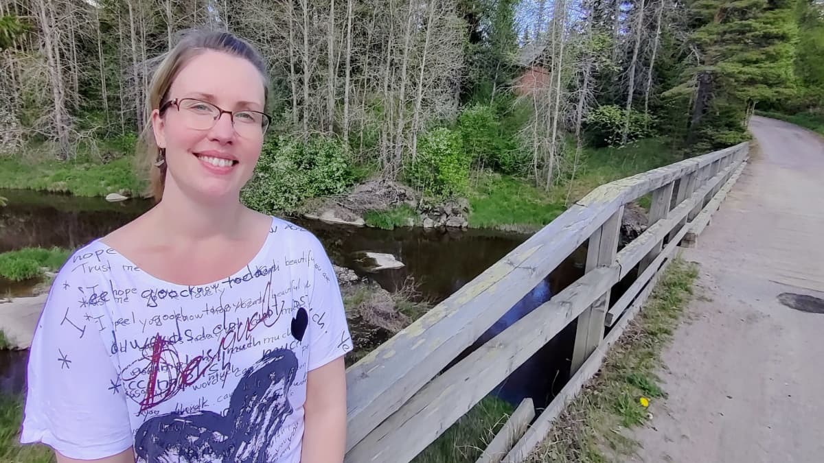 Auran kunnan vs. elinvoimajohtaja Miia Lehtonen Kuuskosken sillalla