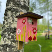 Pinkiksi maalattu linnunpönttö Juvan Puistolassa.