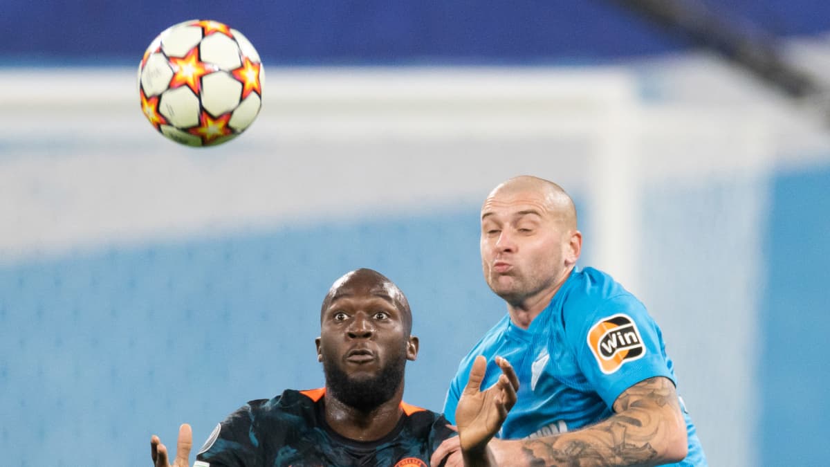 Chelsean Romelu Lukaku ja Zenitin Jaroslav Rakitsi tavoittelevat palloa. 