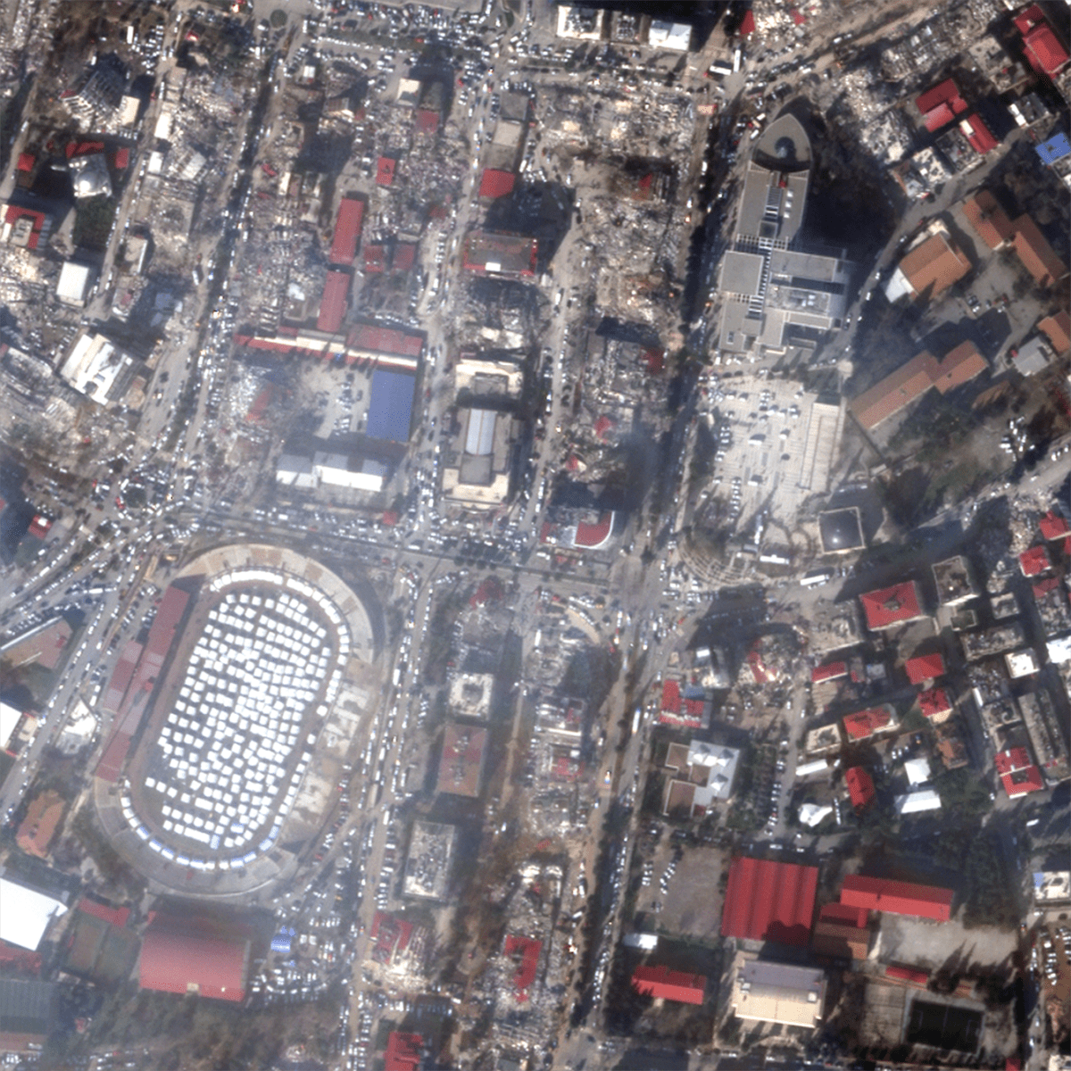 Satelliittikuva  Kahramanmaraşin kaupungista Turkista maanjäristyksen jälkeen.