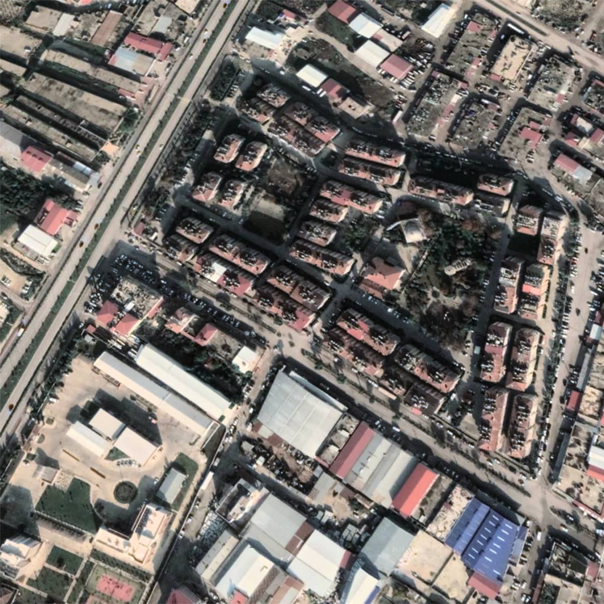 Google Earthin kuva Antakyan kaupungista Turkista ajalta ennen maanjäristystä. Talot ovat vielä ehjiä.