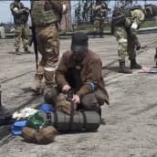 Ukrainalaissotilaat antautuvat venäläissotilaille Mariupolissa.