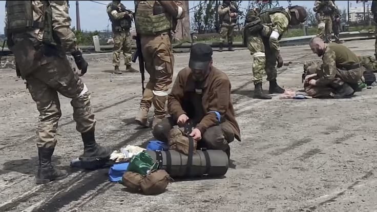 Ukrainalaissotilaat antautuvat venäläissotilaille Mariupolissa.