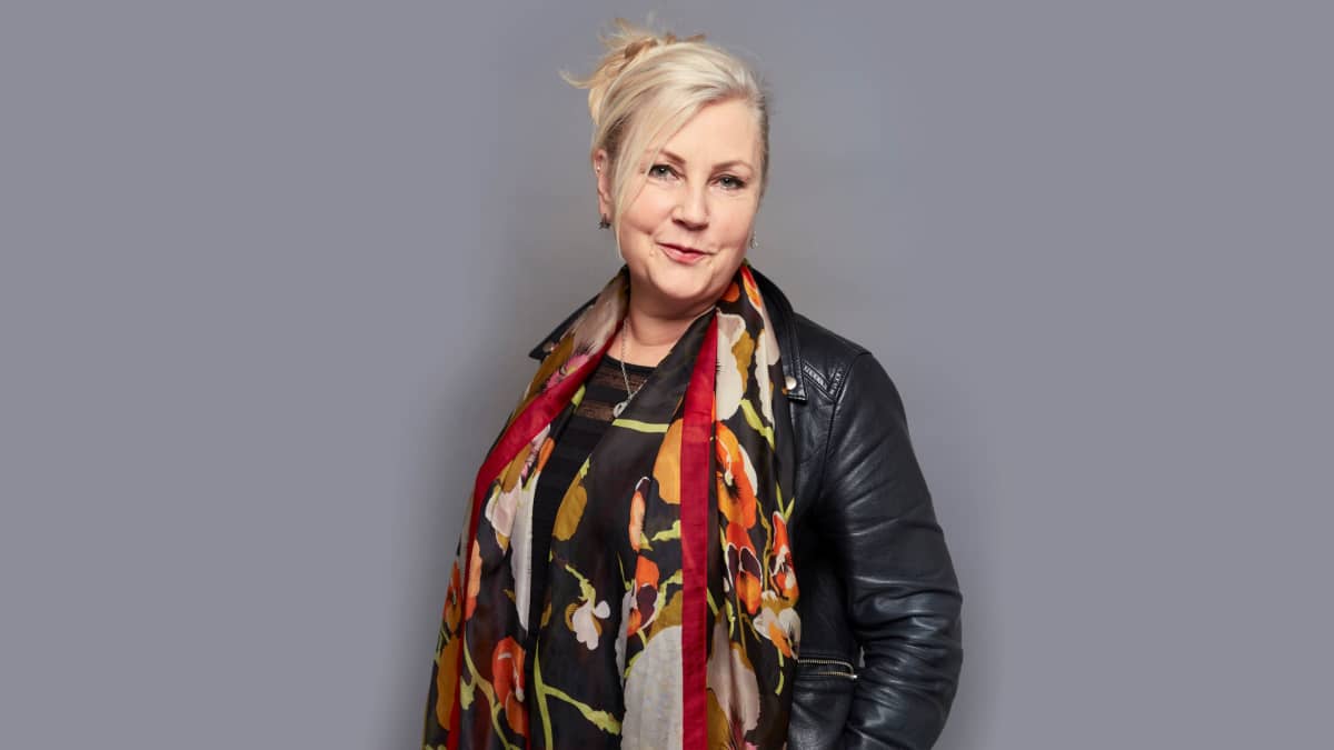 Film Netflix Nordicsin johtaja Claire Willats potrettikuvassa mustassa nahkatakissa ja värikkäässä kaulahuivissa. 
