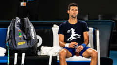 Novak Djokovic juomatauolla. 