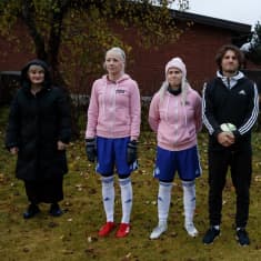 Kaisa Mäkäräinen, Petra Olli ja Perparim Hetemaj seisovat vierekkäin Hetemaj'n perheen kanssa pihalla.