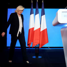 Marine Le Pen astelee kannattajiensa eteen ensimmäisten vaalitulosennusteiden saavuttua.