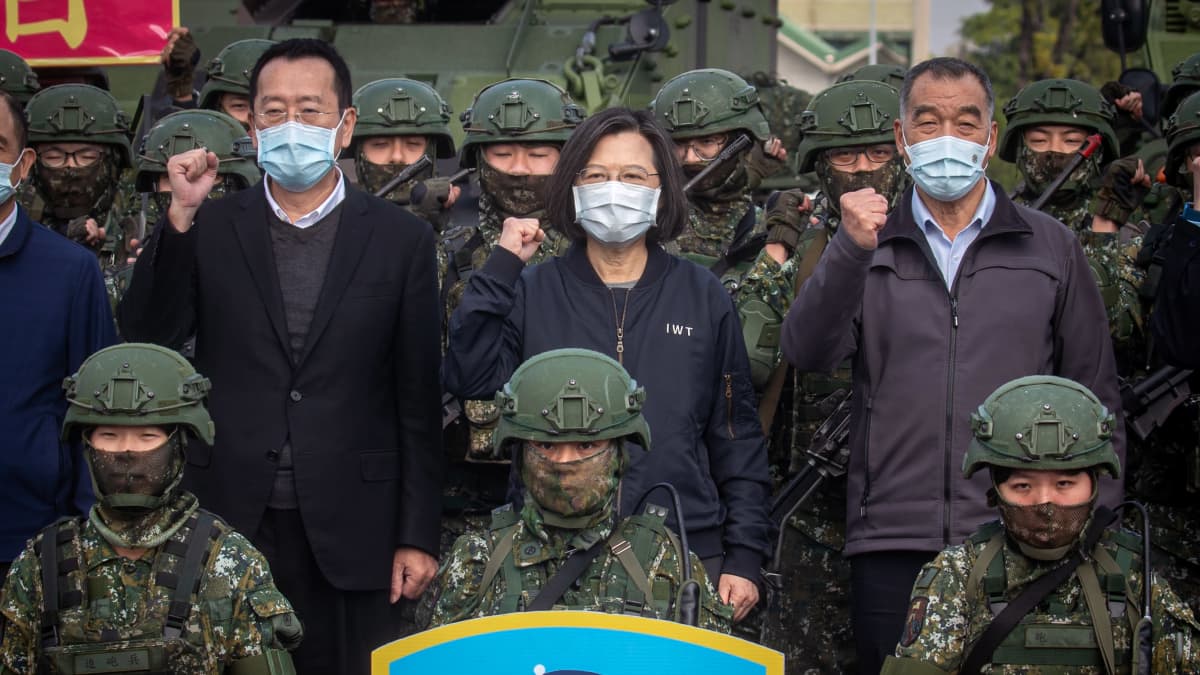 Taiwans president Tsai Ing-wen övervakar militärövningar med både kvinnliga och manliga soldater.