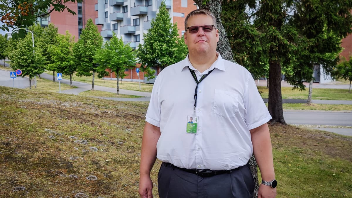 Joonas Grönlund seisoo opiskelija-asuntojen edustalla