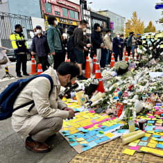 Itaewonin metroaseman ympärille kerääntyy jatkuvasti ihmisiä hiljentymään, rukoilemaan ja jättämään muistokirjoituksia uhreille.
