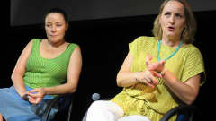 Kaksi naisnäyttelijää istuu näyttämöllä ja vastaa yleiösn kysymyksiin.