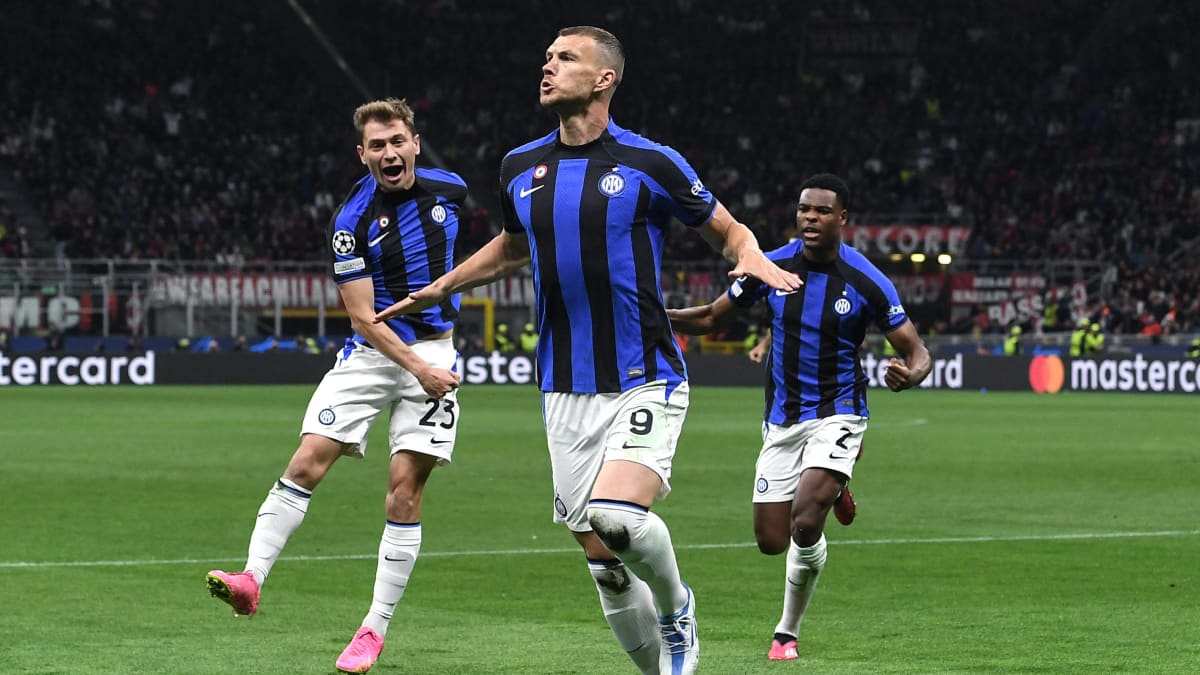 Edin Dzeko juhlii Interin ensimmäistä maalia AC Milania vastaan keskiviikkona. 