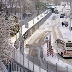 Bussi ajamassa rajasillalle Narvan kaupungissa Virossa, taustalla Venäjän rajaasema ja henkilöautoja jonottamassa.