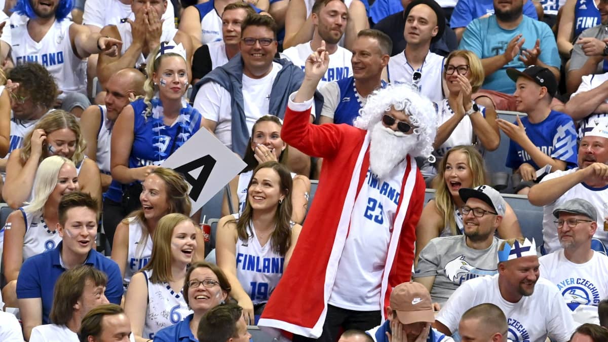 Susijengin fanijoukossa nähtiin myös joulupukki.