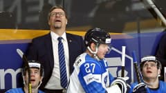 Jukka Jalonen katsoo, kun Leijonien 2-1-maalia Saksaa vastaan tarkistettiin videolta.