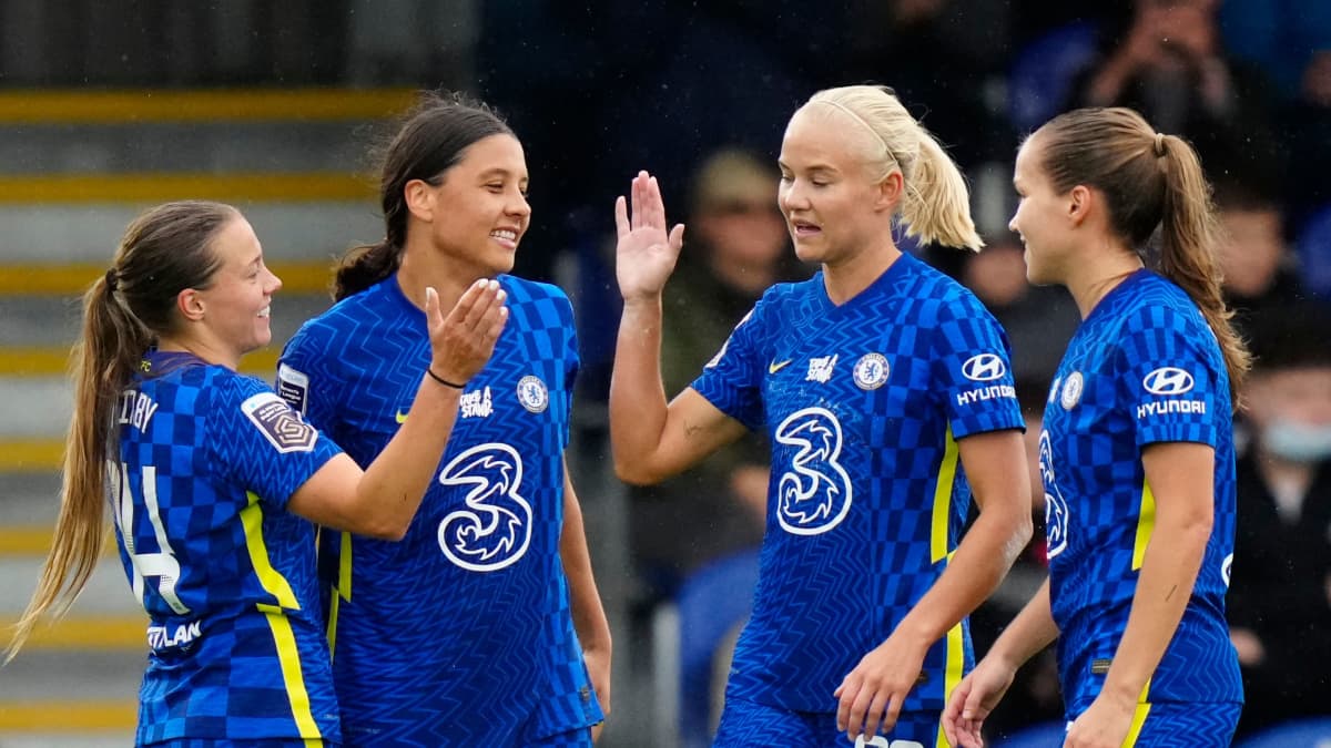 Chelsean naisten joukkue juhlii maalian. Pernille Harder nostaa yläfemman Fran Kirbylle.