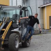 Maatalousyrittäjä Antti Pukara laskeutuu traktorista.