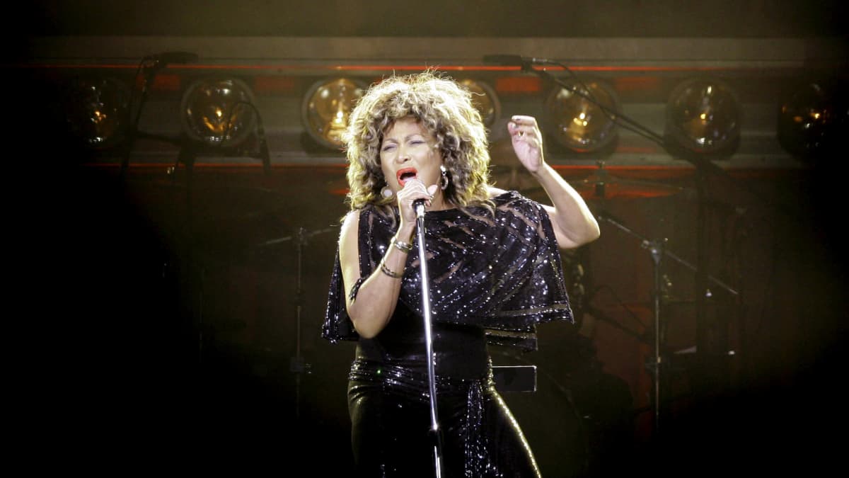Tina Turner laulaa mikrofoniin.