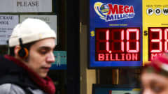 Amerikkalaisen Mega million lottoarvonnan mainos ikkunassa kävelykadulla.
