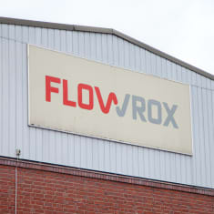 Flowrox -kyltti Lappeenrannan toimipisteen katolla.