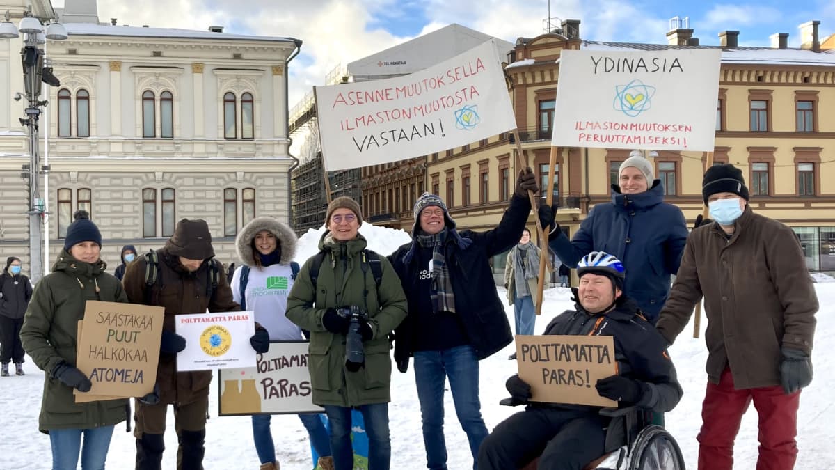 Mielenosoittajia Tampereen Keskustorilla kyltit käsissään
