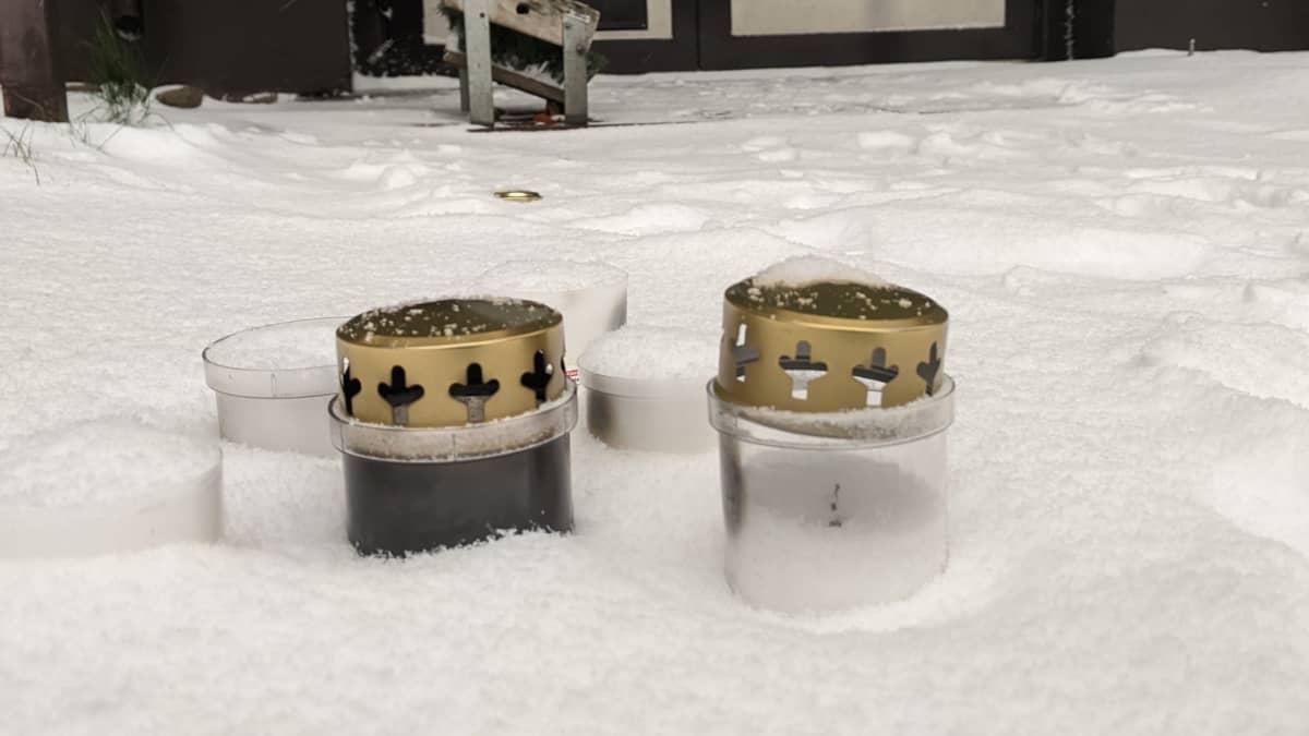 Muistokynttilät postinjakajan murhapaikalla Myyrmäessä. 