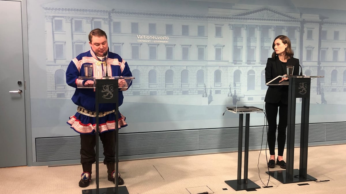 Saamelaiskäräjien puheenjohtaja Tuomas Aslak Juuso ja pääministeri Sanna Marin tiedotustilaisuudessa