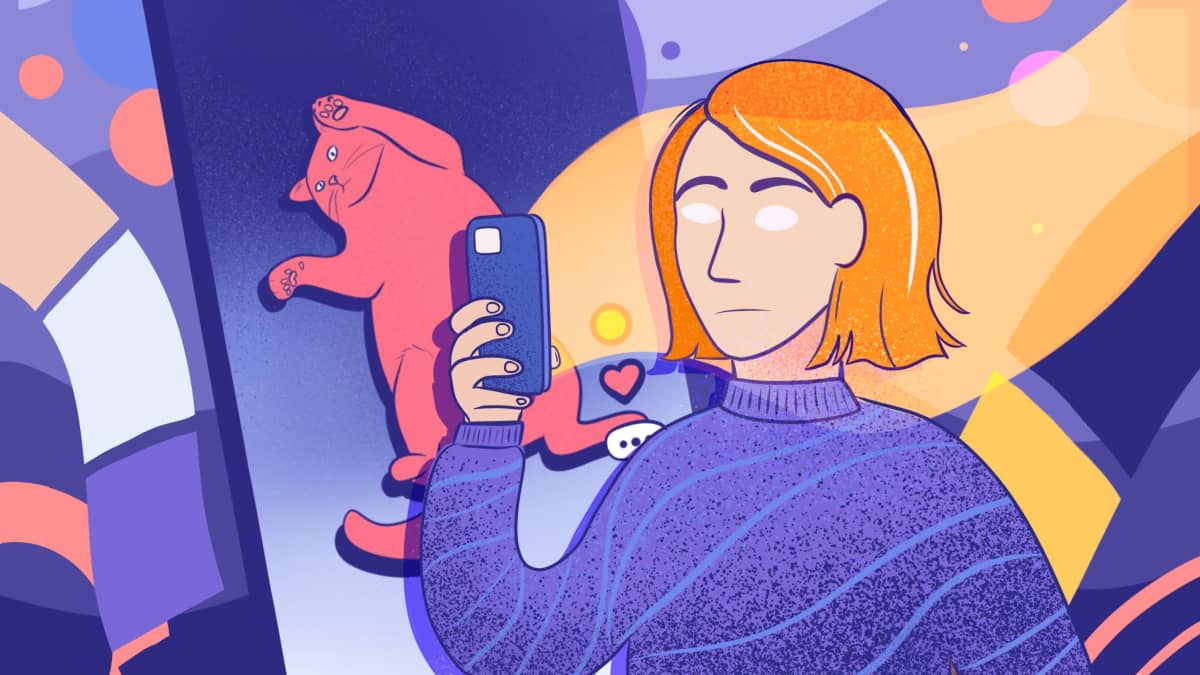 Värikkäässä piirroskuvituksessa nainen pitelee puhelinta, josta tulee valoa kasvoille, taustalla kissavideo tiktokista. 