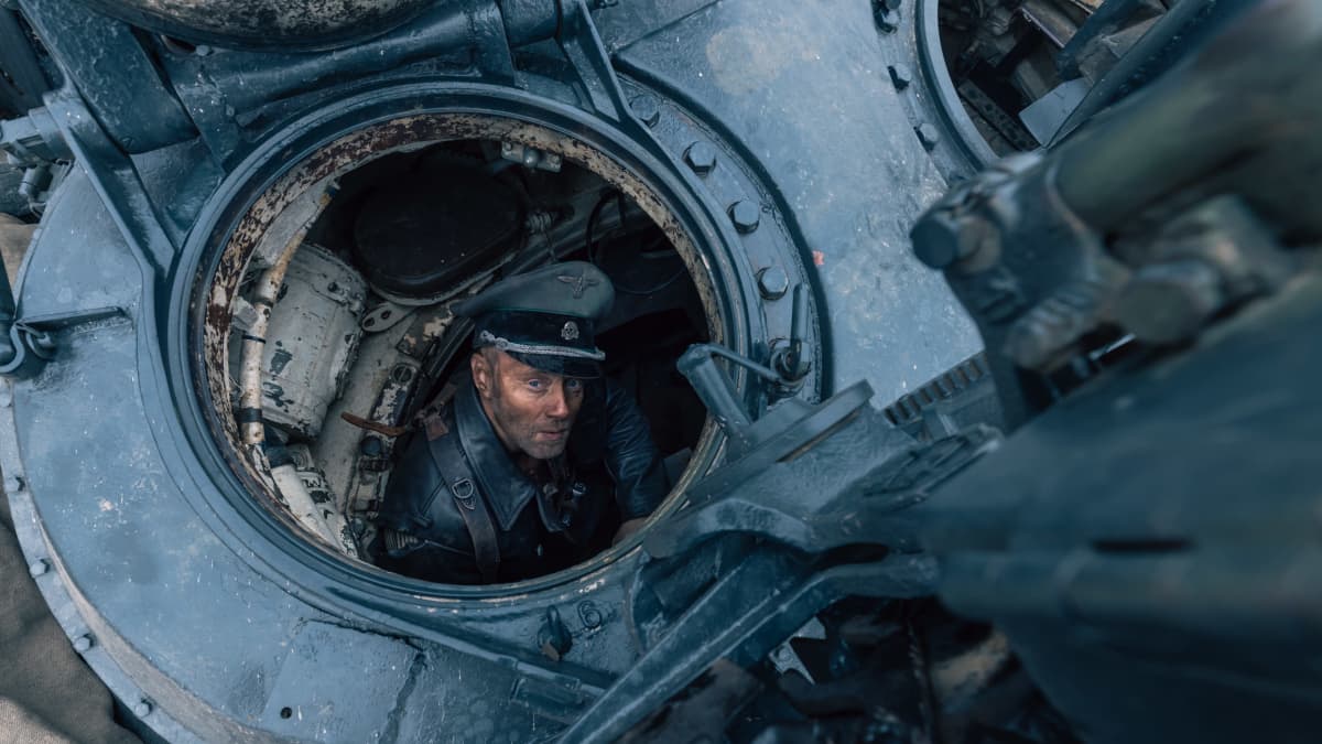 Aksel Hennie panssarivaunun sisässä elokuvassa Sisu