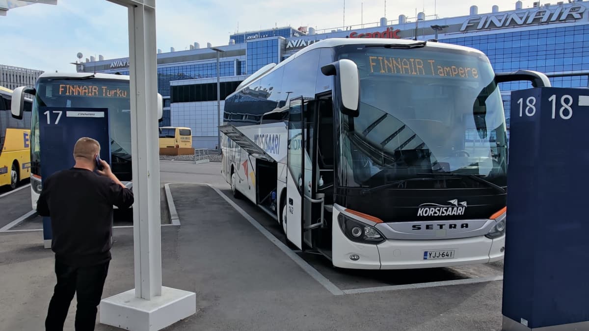 Finnairin lennon korvaavat bussit lähdössä Tampereelle ja Turkuun Helsinki-Vantaalta.