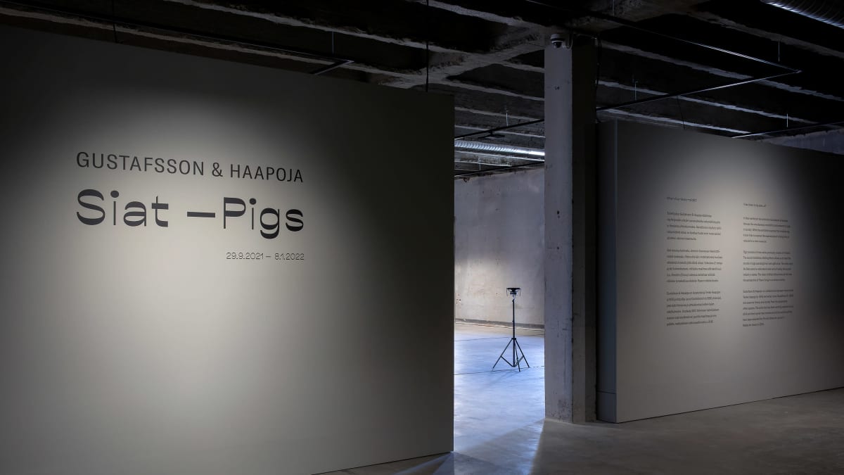 Siat-Pigs -näyttelyn tunnus Seinäjoen taidehallin tyhjässä aulassa.
