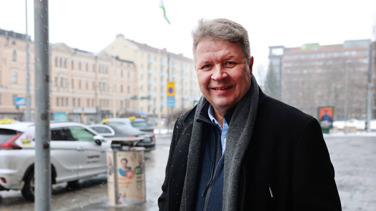 Politiikan tutkija Sami Borg lumisateisella Tampereen rautatieasemalla.