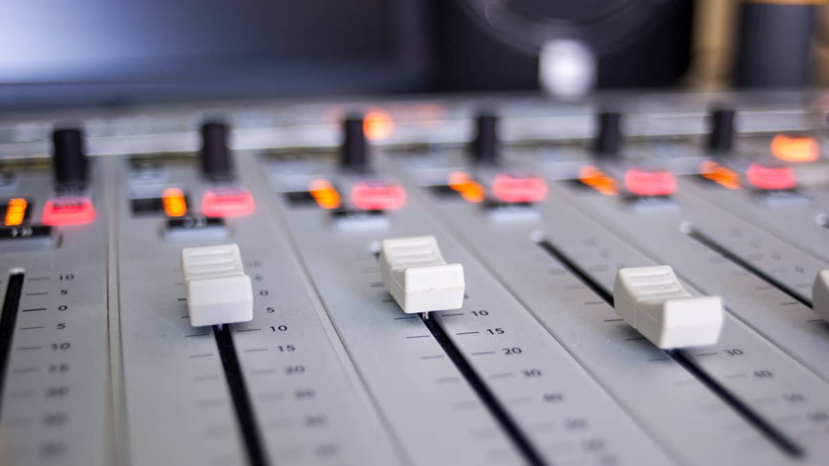 Ett mixerbord i en radiostudio.