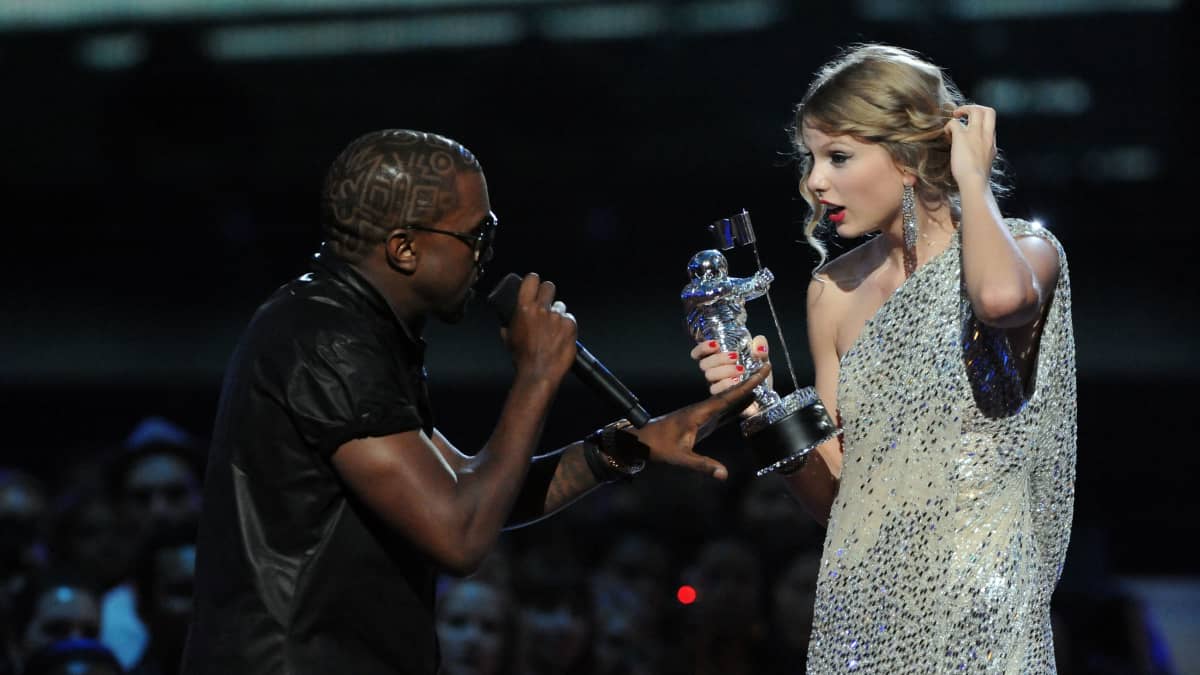 Kanye West ja Taylor Swift lavalla MTV-gaalassa.