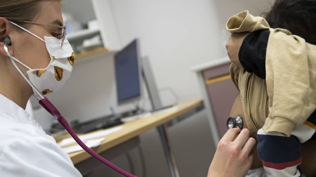 Lääketieteen opiskelija Liina Lummevaara kuuntelee lapsipotilaan keuhkoja.
