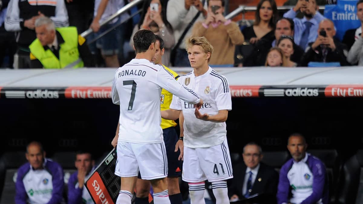 Martin Ödegaard tulee kentälle Cristiano Ronaldon tilalle kevään 2015 viimeisessä liigaottelussa 23.5.2015.