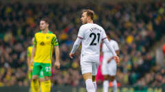 Christian Eriksen katselee sivulle ottelussa Norwichia vastaan.