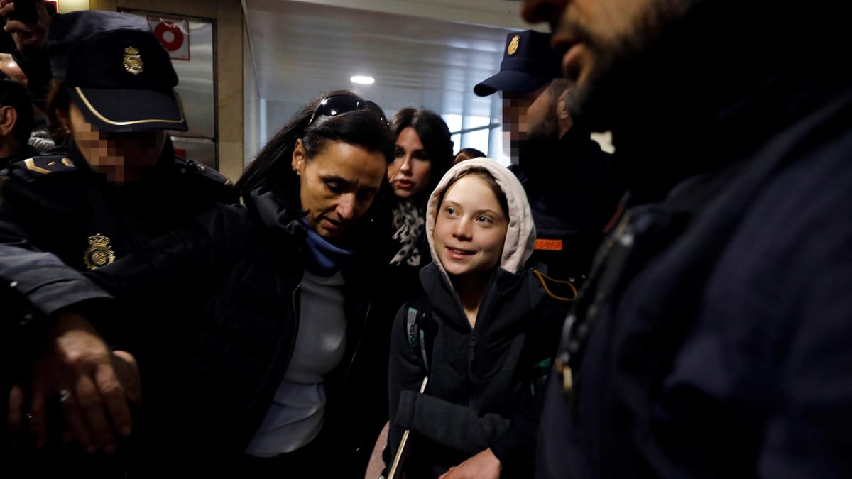Greta Thunberg poliisien ympäröimänä.