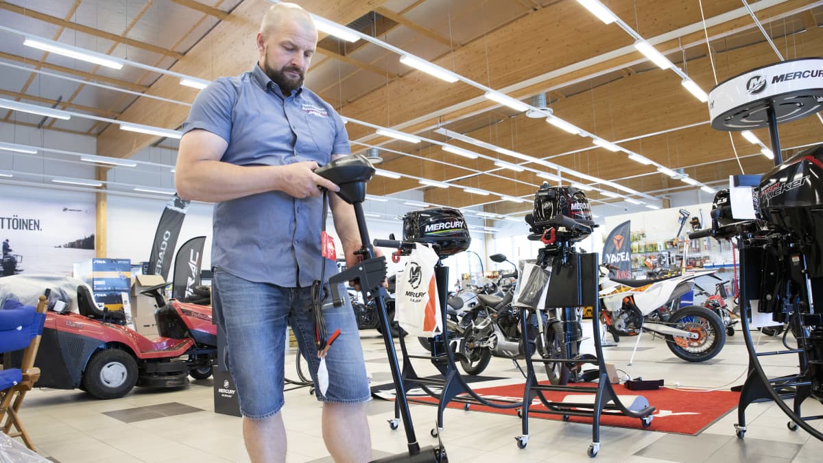 Vene- ja konemyyjä Pekka Karjalainen laittaa sähköperämoottoria esittelykuntoon.
