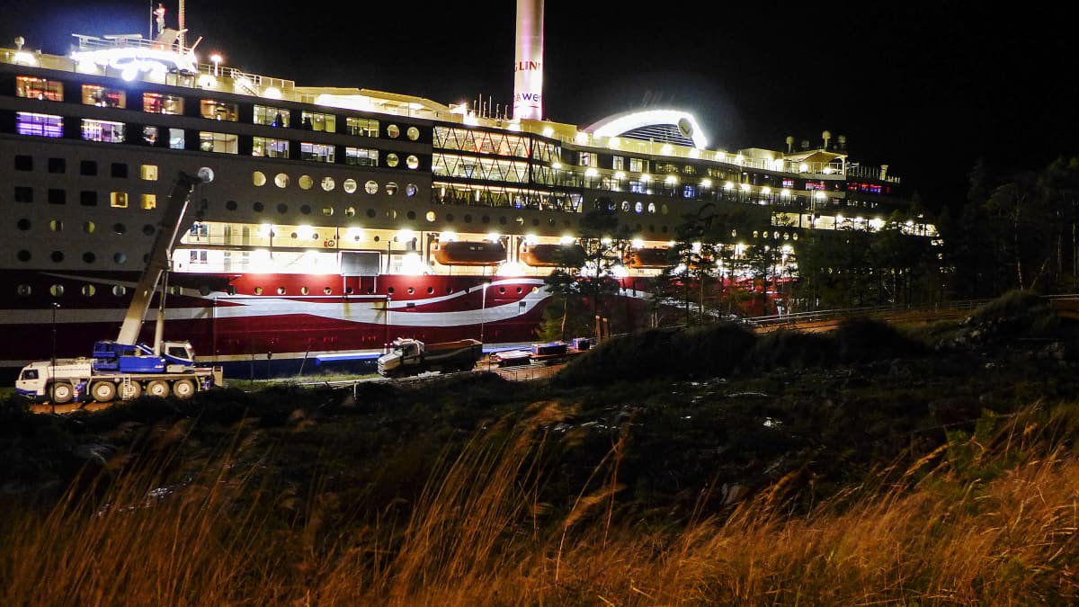 Karille ajanut Viking Grace -alus kuvattiin yöllä