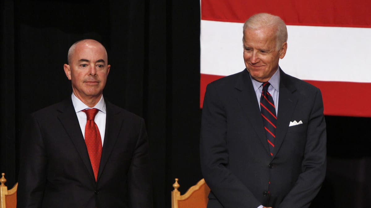 Alejandro Mayorkas yhdessä Joe Bidenin kanssa kansalaiseksi julistamistilaisuudessa Atlantassa vuonna 2013.