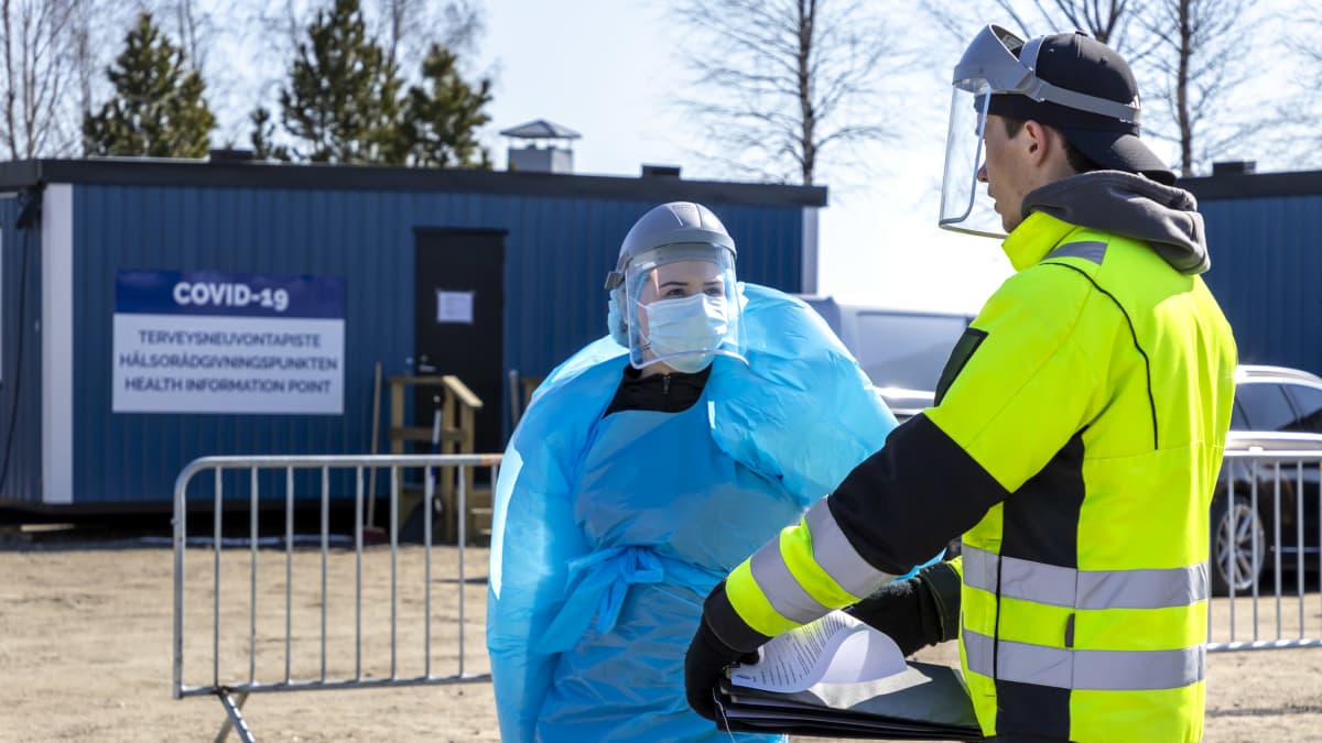 Testaushenkilökuntaa Tornion rajanylityspaikan koronatestipisteen pihalla