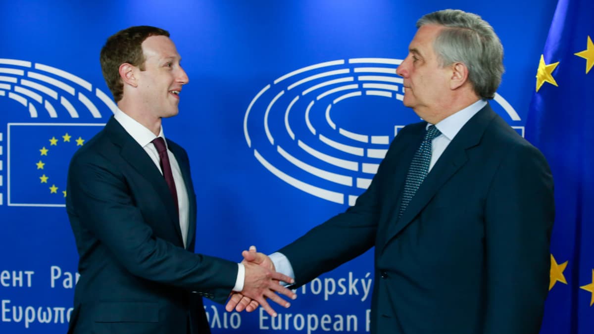 Facebookin Mark Zuckerberg ja europarlamentin puheenjohtaja Antonio Tajani kättelevät.