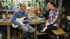 Mies ja nainen istuvat soitinrakennuspajassa, toisella sylissään sähkökitara, toisella ukulele.