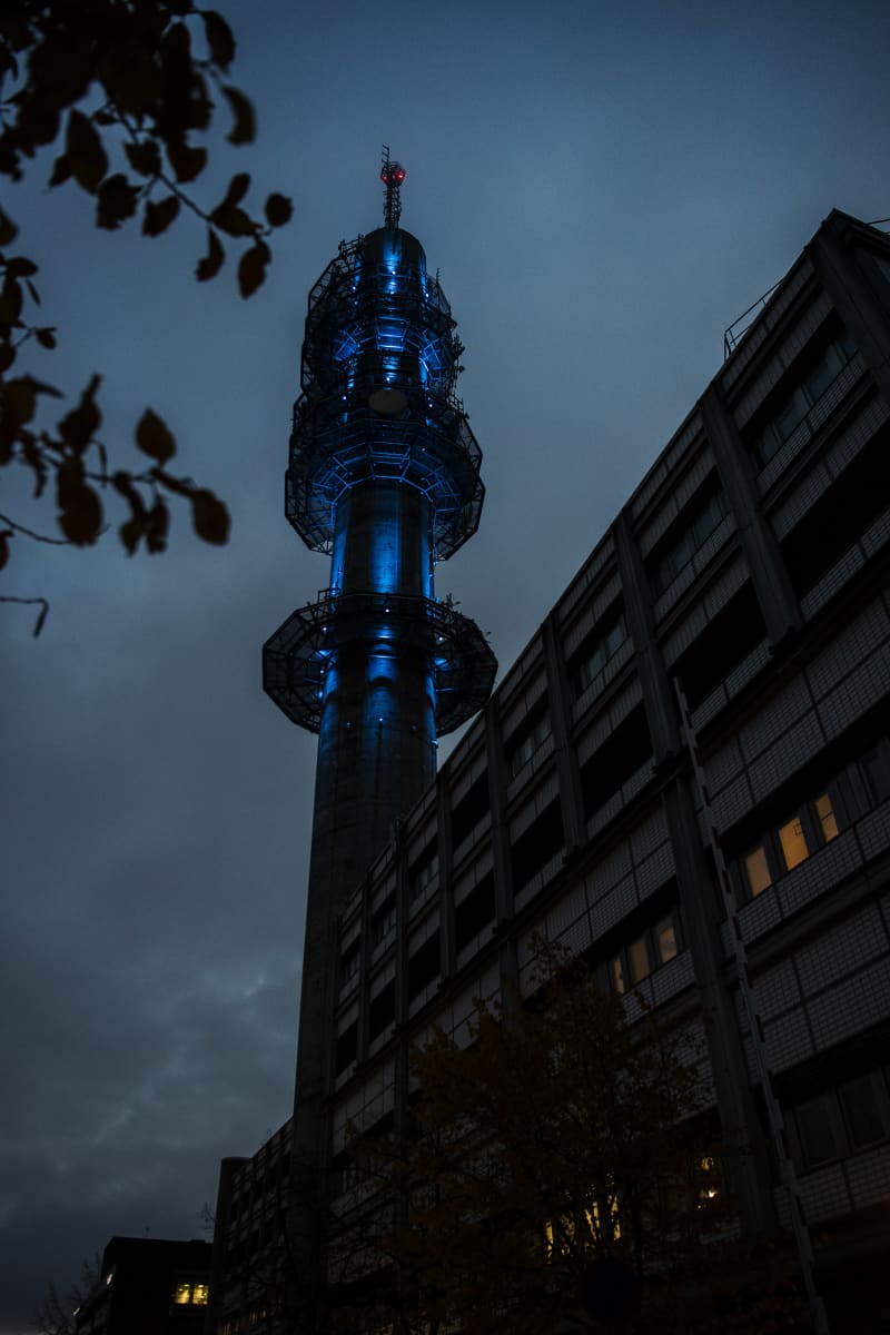 Kuvassa on aamun hämärässä kuvattu valaistu Pasilan linkkitorni 30. lokakuuta 2020.