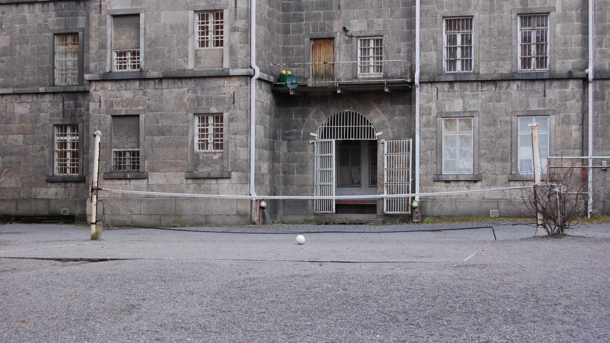 Kakolanmäen vankilan Kopakenttä vuodelta 2008. Kuvassa matalalle laskettu lentopalloverkko ja sen edessä pallo.