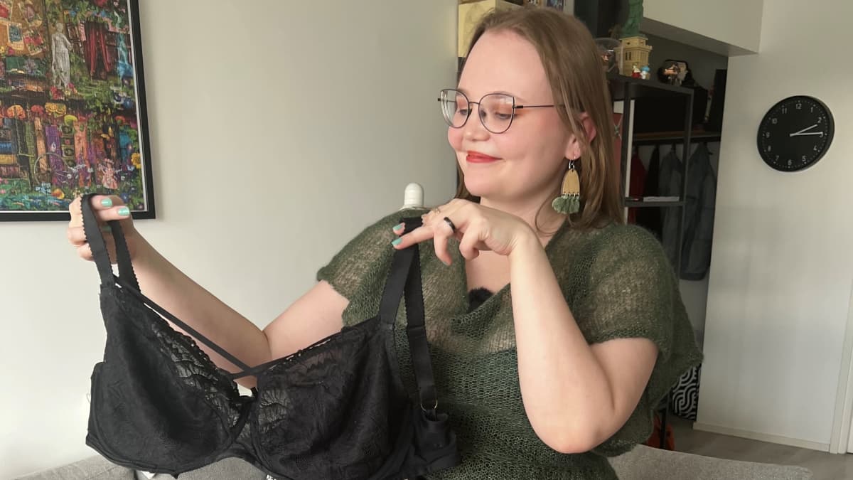 Iina Marttila pitelee käsissään vanhoja rintaliivejään.