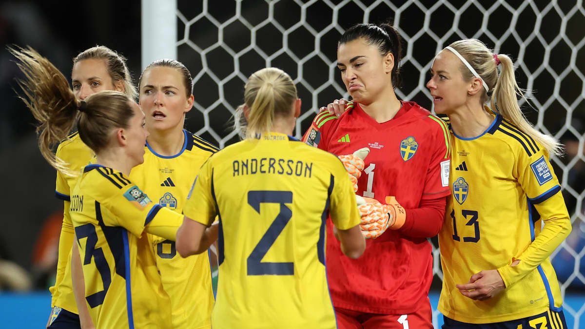 Ruotsin maalivahti Zecira Musovic (punaisissa) ilmeilee torjuntansa jälkeen.